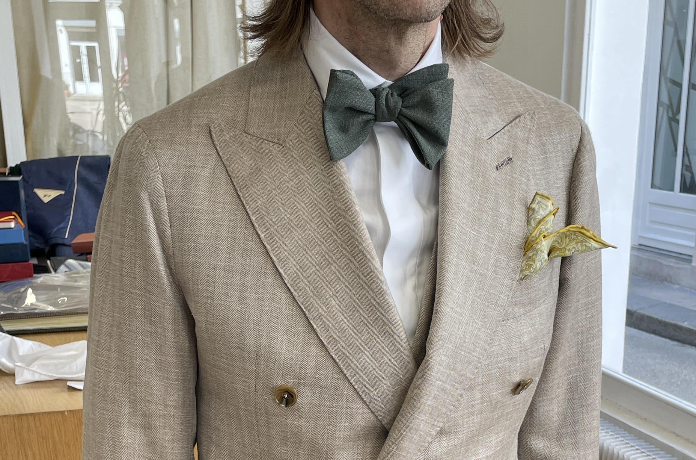 Noeud papillon vert et pochette jaune